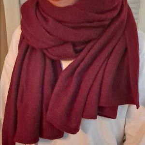 Oversized cashmere scarf in maroon. NWT.